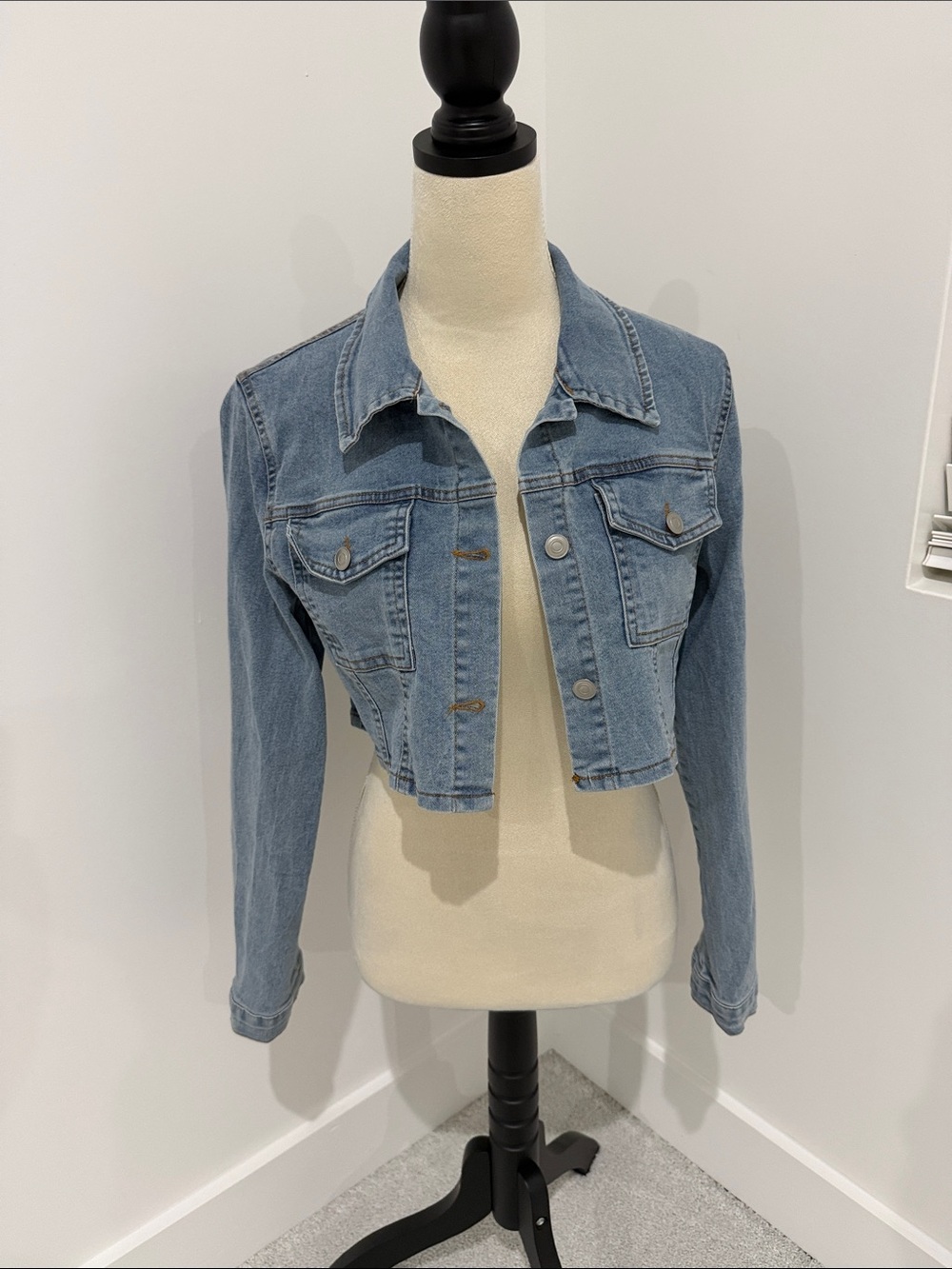 Cropped Light Wash Denim Jacket - Light Blue